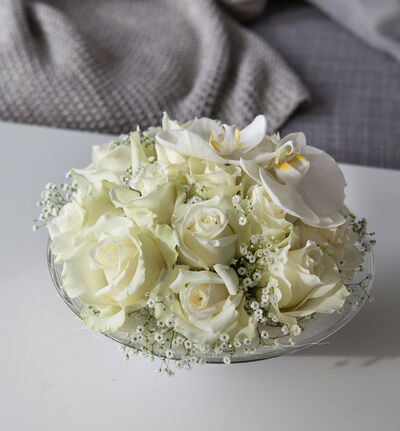 Hvit rosedekorasjon med orkide Hvit rosedekorasjon med orkide